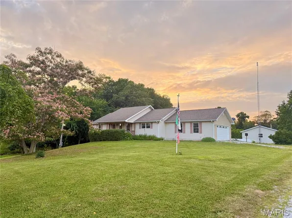 6400 McRe Ln, Carlinville, IL 62626