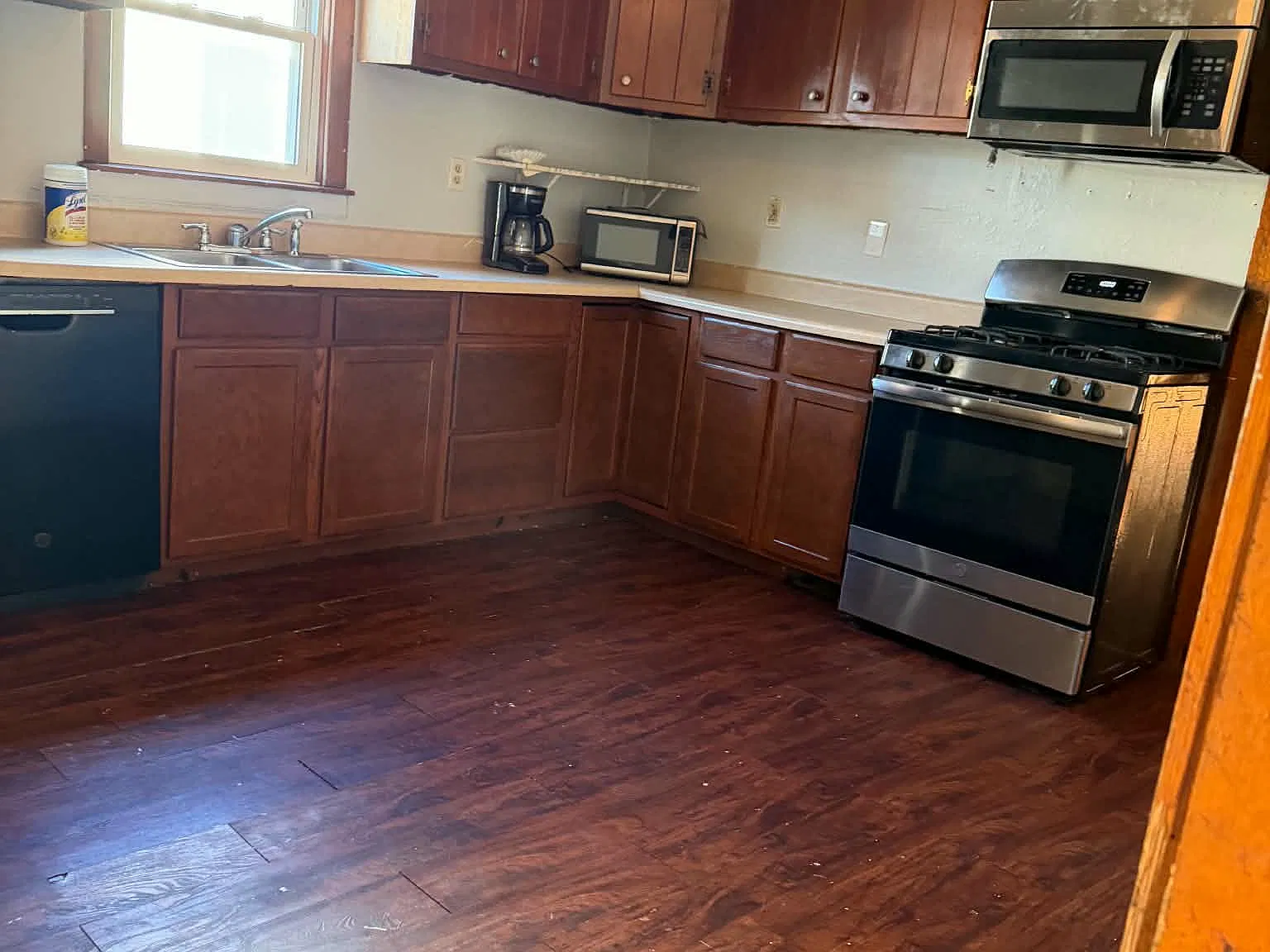 4 bed, $1,750 — Photo 1