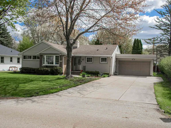 1967 Palisades Dr, Appleton, WI 54915