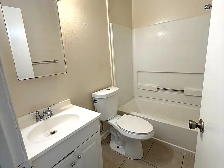 1116 W 5th St #3 — Photo 5