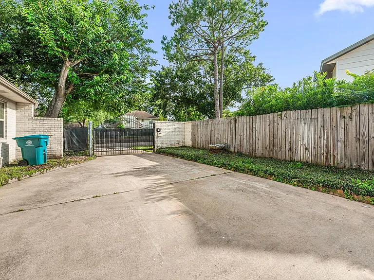 2227 Parana Dr — Photo 28