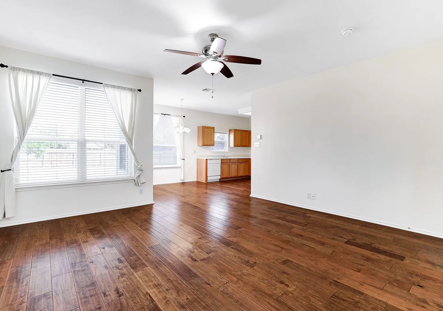 Move-In Special: One Week Free Exquisite Stone-Front Home With Modern Comforts And Prime Location — Photo 4