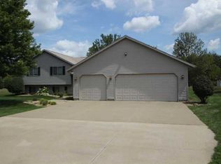 400 Grand Ct, Robins, IA 52328