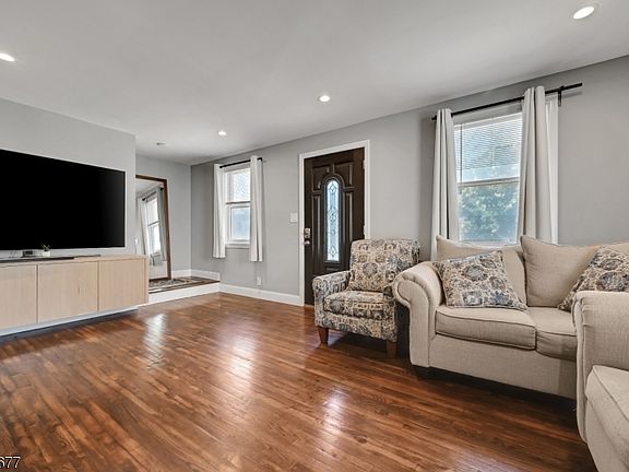 3rd image of 464 Simons Ave