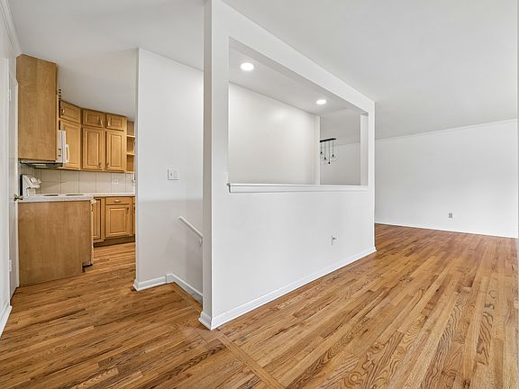 3rd image of 1010 S Hudson St