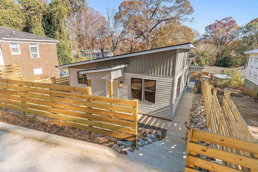 21 Cody St — Photo 2