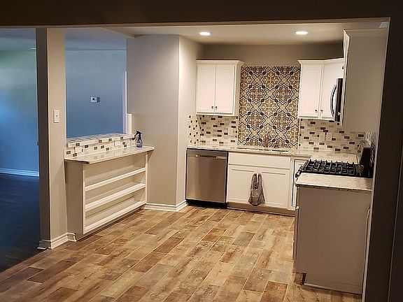 4th image of 2811 Elm Park