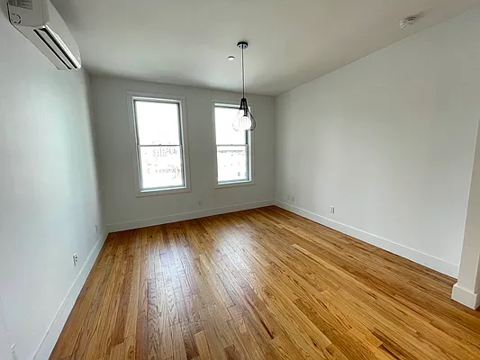 Rented by Tapiro Realty | media 16