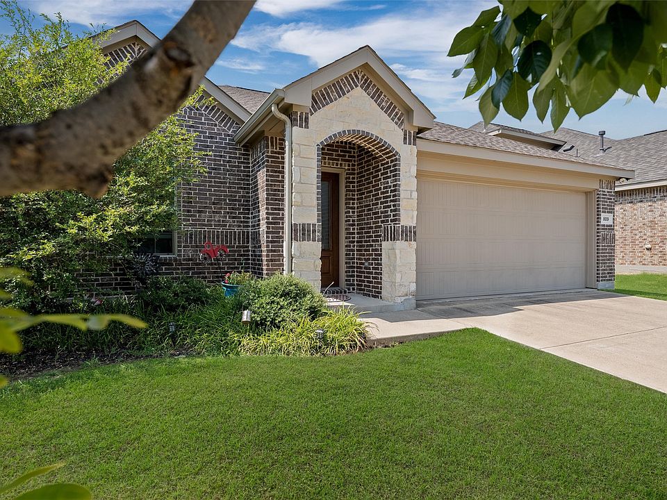 1st image of 809 Spruce Ln