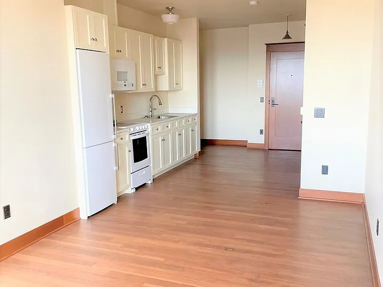 704 W Holly St — Photo 3