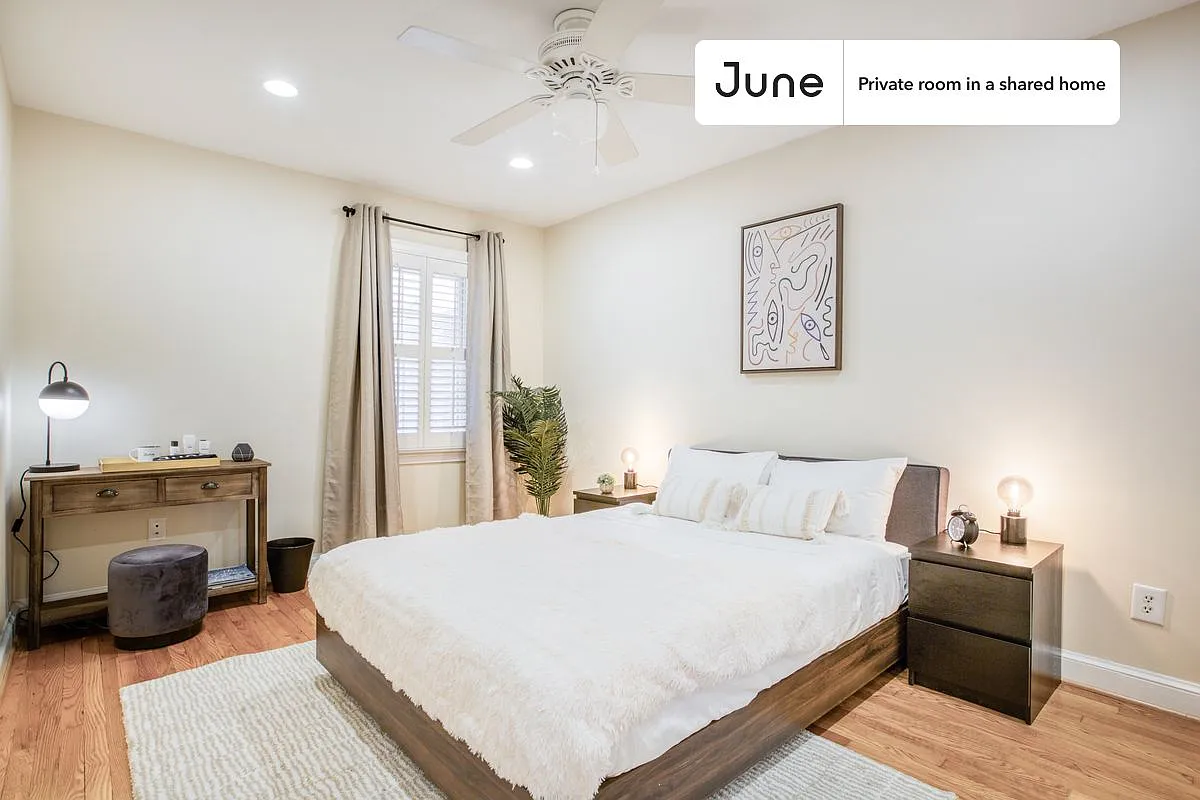 Queen bedroom in 3 bed/2 bath home in Capitol Hill #271 B — Photo 1