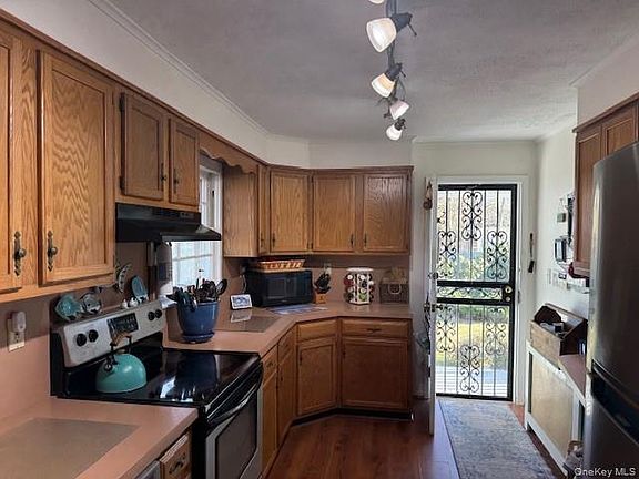 2nd image of 154 Cedar Road E