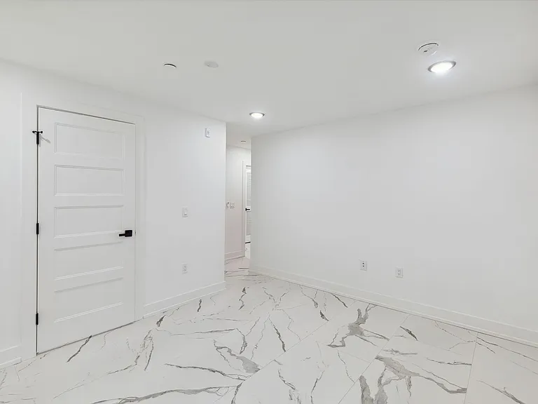 2550 Hope St — Photo 23
