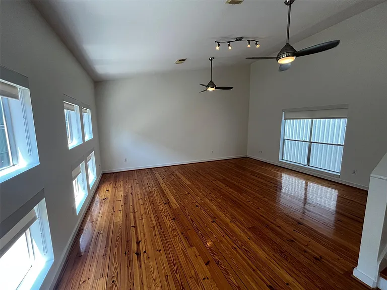 1315 Buckner St — Photo 4