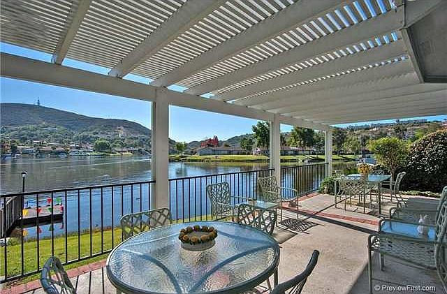 Magnificent Lakefront location!