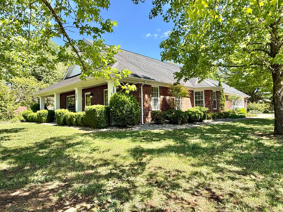1st image of 205 Chestnut Oak Dr