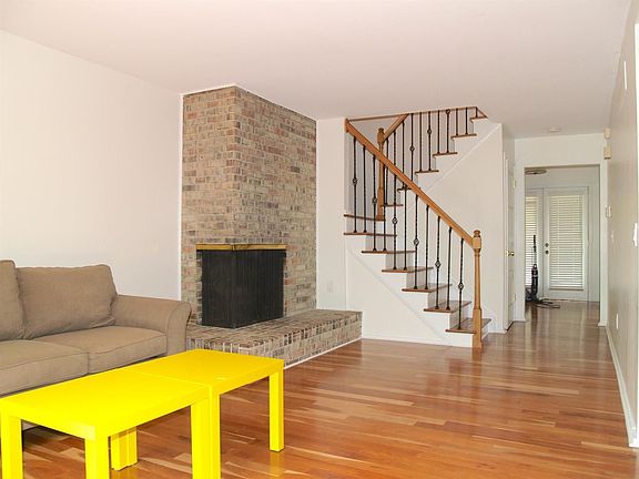 3rd image of 746 Greenhills Dr