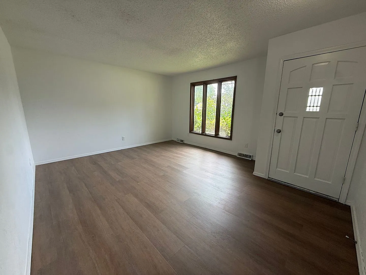 Recently Remodeled 3 Bed 2 Bath With 2 Car Garage Available Now! — Photo 2