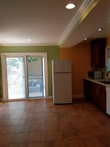 421 Columbus St — Photo 9