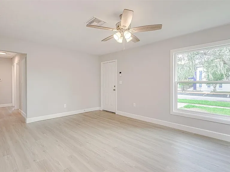 159 Avenue G SE — Photo 4