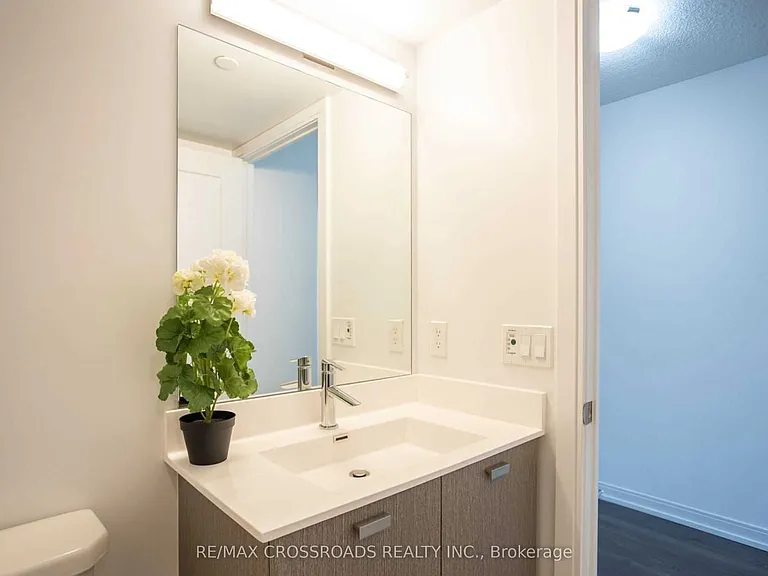 275 Village Green Sq #525 — Photo 4