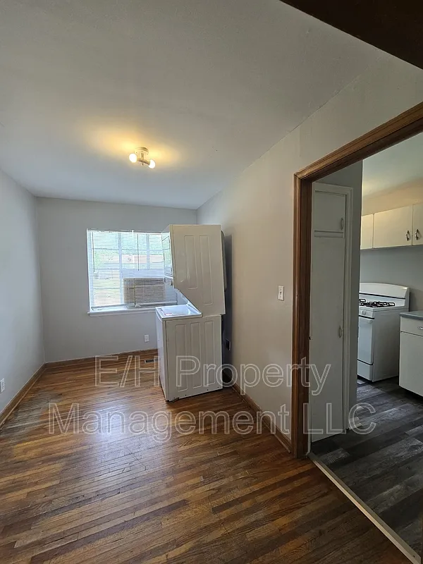 2 bed, 1.0 bath, 719 sqft, $695 — Photo 4