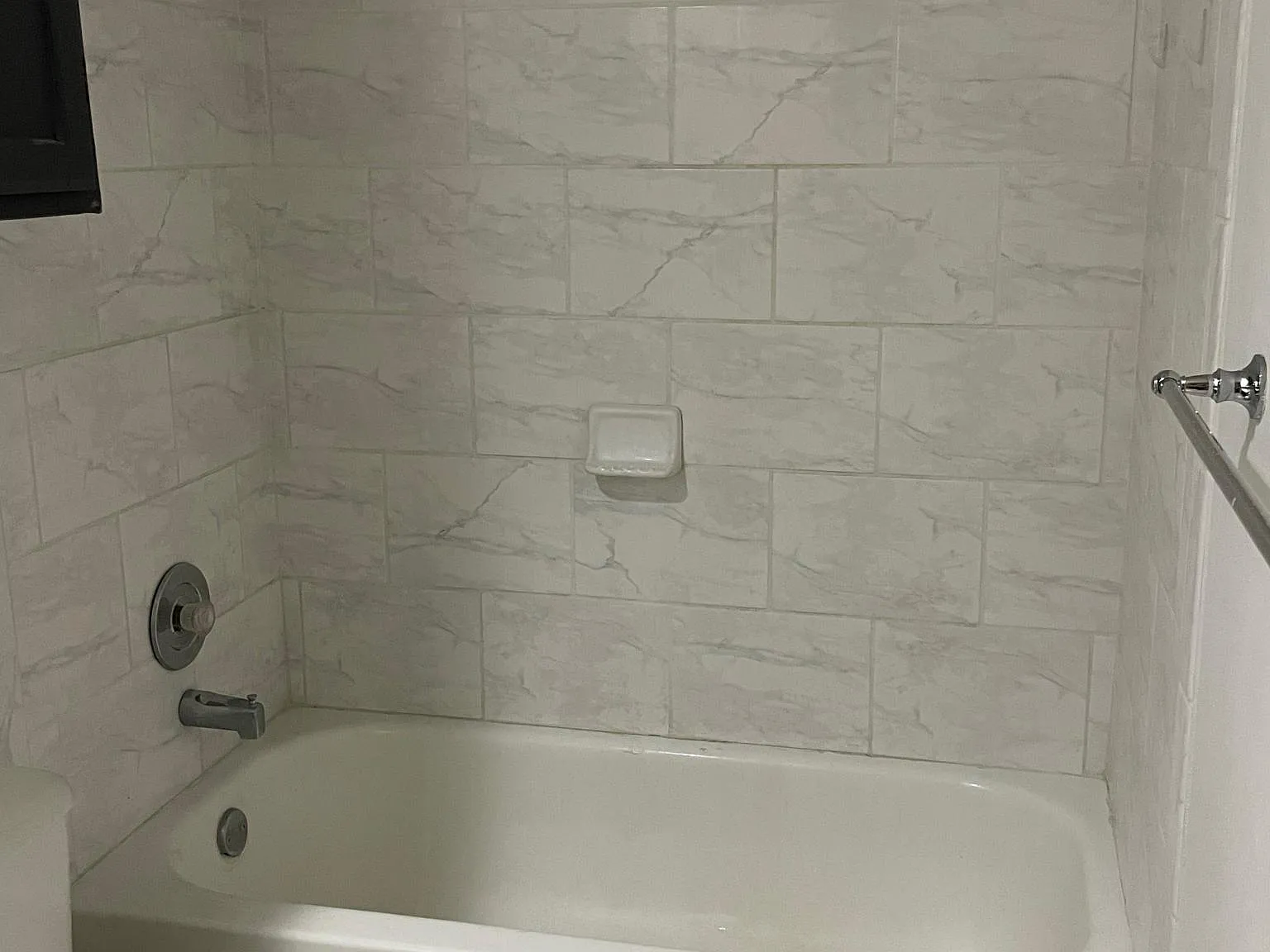 3 bed, 1945 sqft, $1,950 — Photo 2