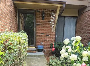 1084 Loughborough Ct, Wheaton, IL 60189