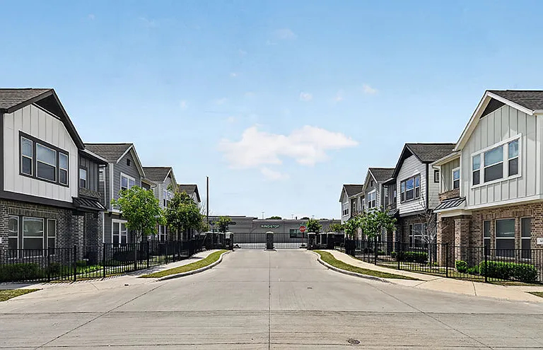Echelon At Reverchon Bluffs Rental Homes — Photo 35