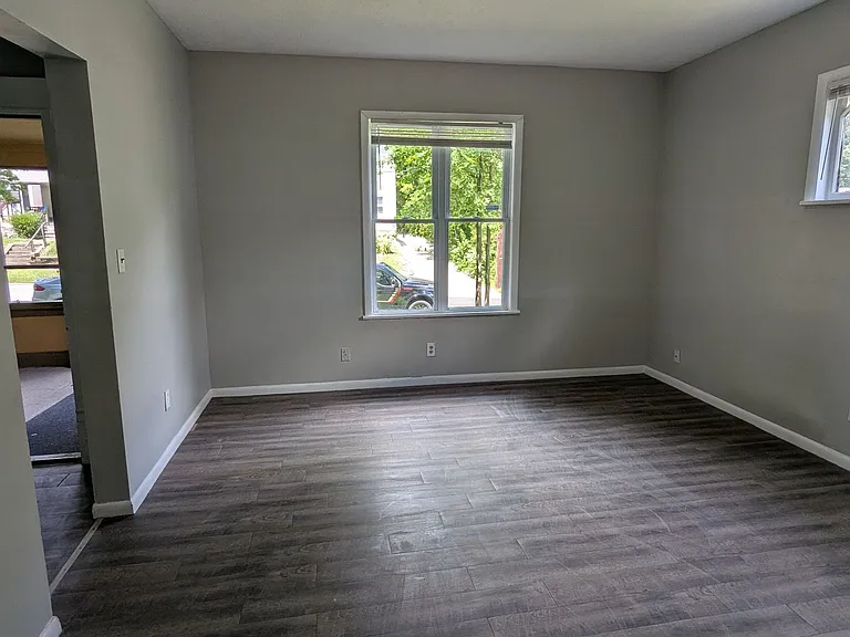 498 Gage St — Photo 8