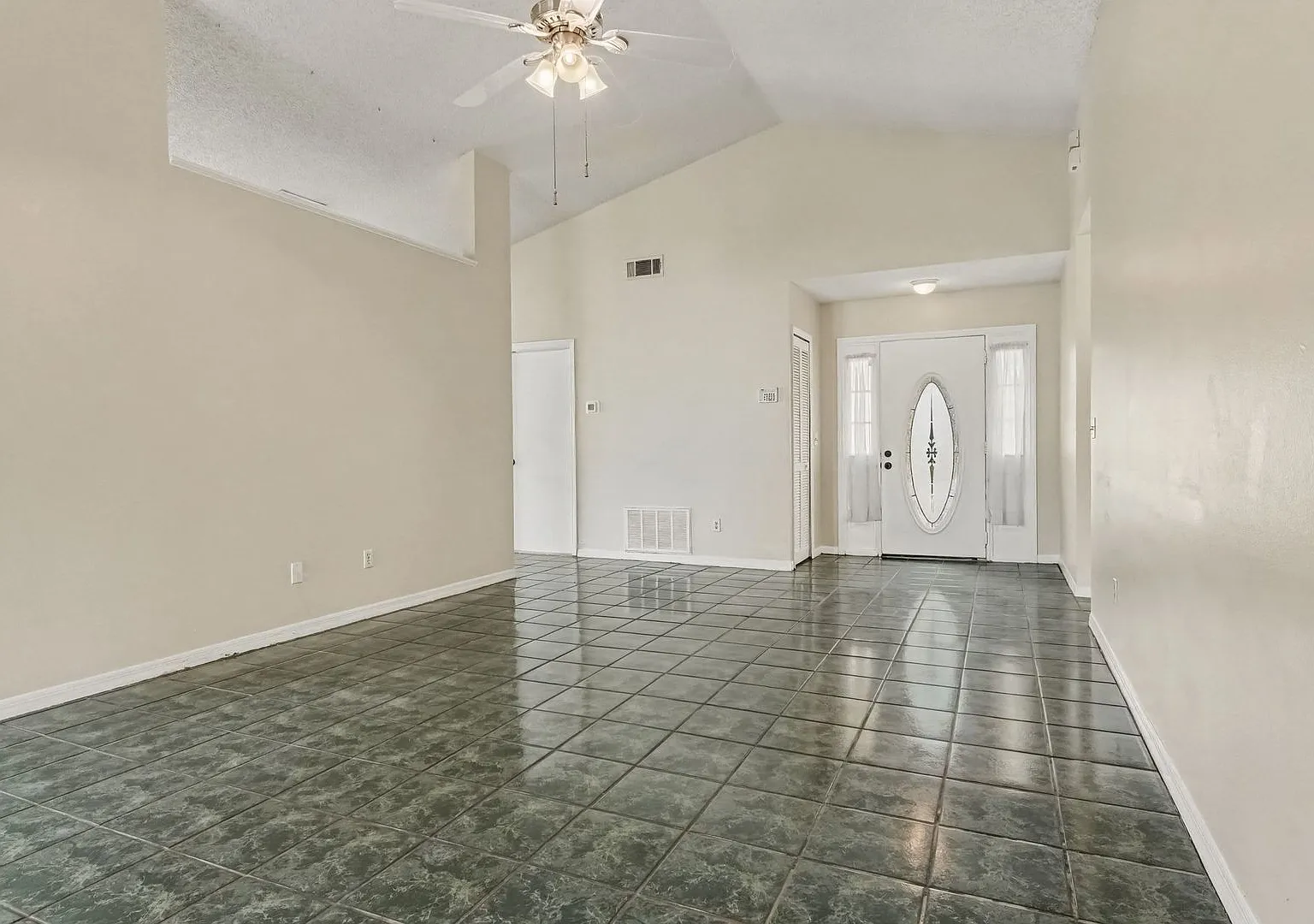 Alafaya Woods-Oviedo 3 Bedroom 2 Bath Home! — Photo 2