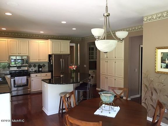 5th image of 163 Stonehenge Dr SW
