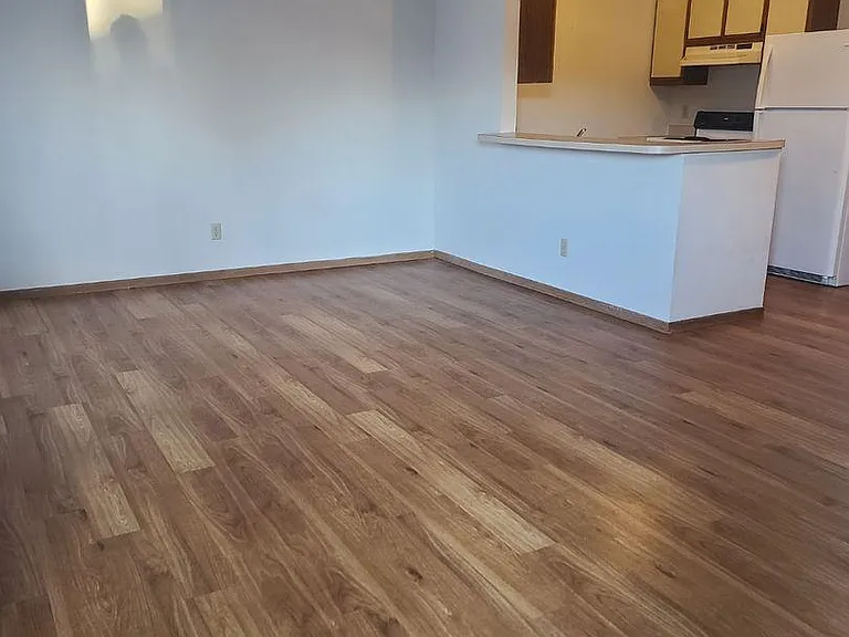 Oak Knoll Apartments — Photo 2
