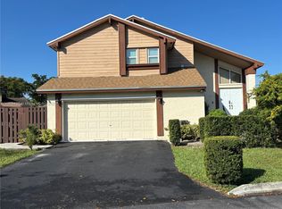 Lakes Of The Meadow Patio, Miami, FL 33185