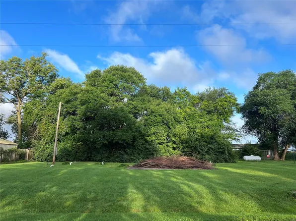15911 Menzel Manor Dr, Carlyle, IL 62231
