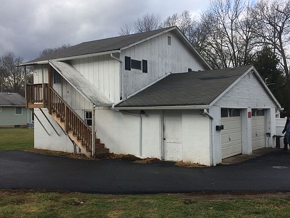 Cottage with 1 car garage