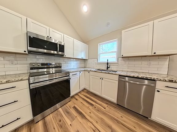 3rd image of 504 Post Oak Dr