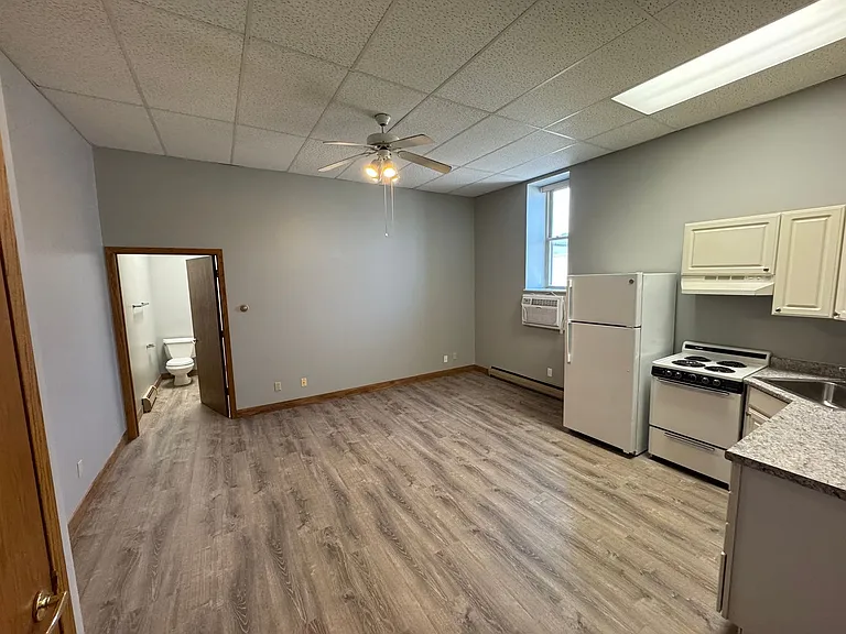 124 E Main St — Photo 2