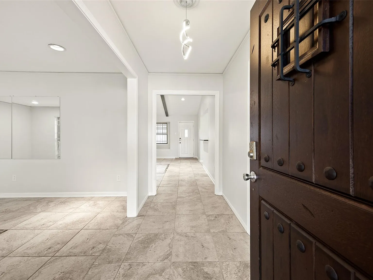 3 bed, 2.5 bath, 2024 sqft, $2,650 — Photo 3