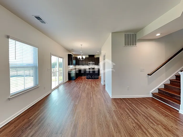 548 Larragan Dr — Photo 5