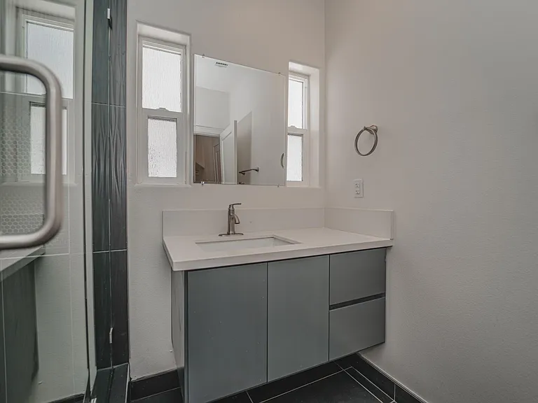 4526 1/2 Saint Charles Pl — Photo 26