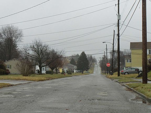 4th image of 419 Sanderson Ave