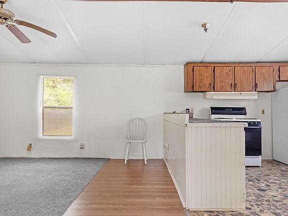 4th image of 370 Lakeside Cir