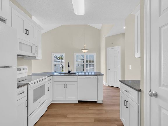 5th image of 5038 Belleglen Ct APT 202