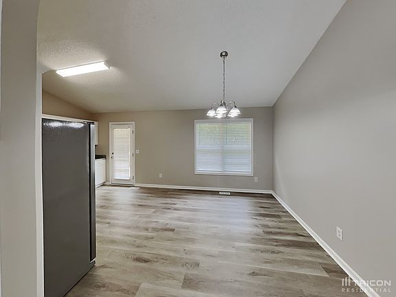 4th image of 67 Greatwood Dr