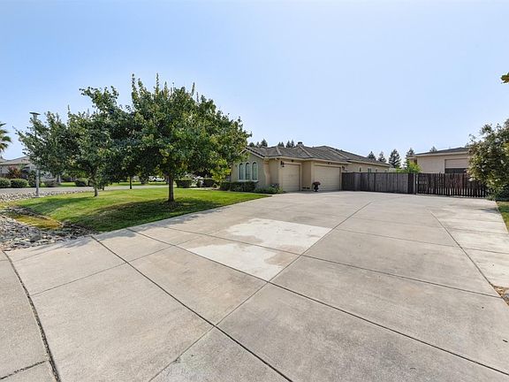 3rd image of 8024 Sparrow Cove Pl