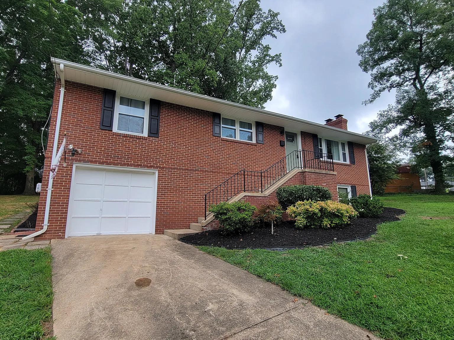 3 bed, 2000 sqft, $2,300 — Photo 2