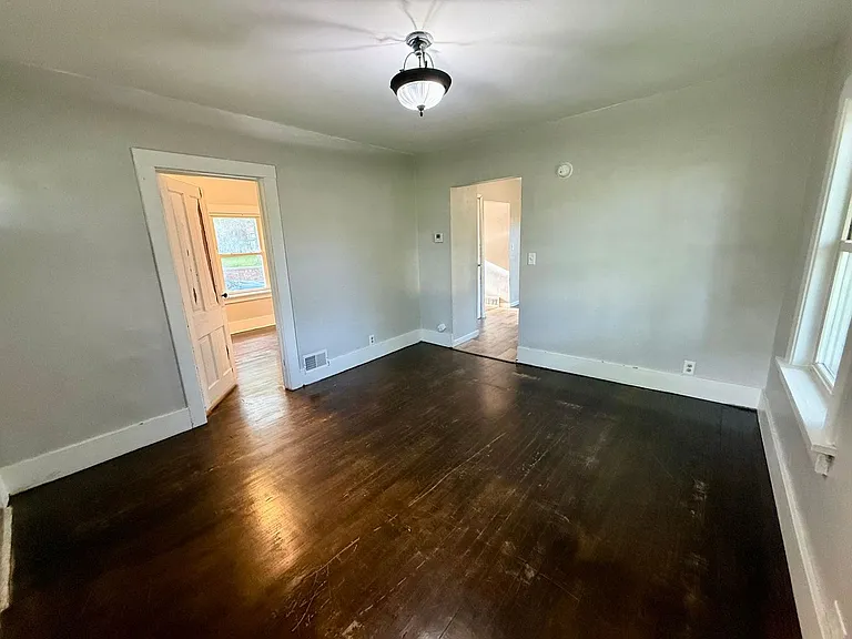 415 Weston Ave — Photo 9