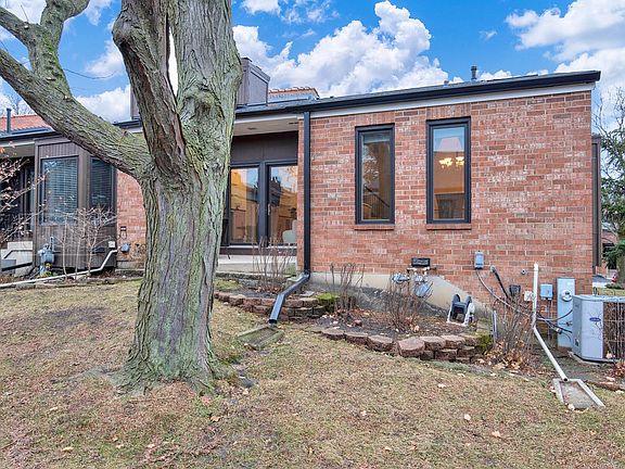 5th image of 19W249 Gloucester Way N