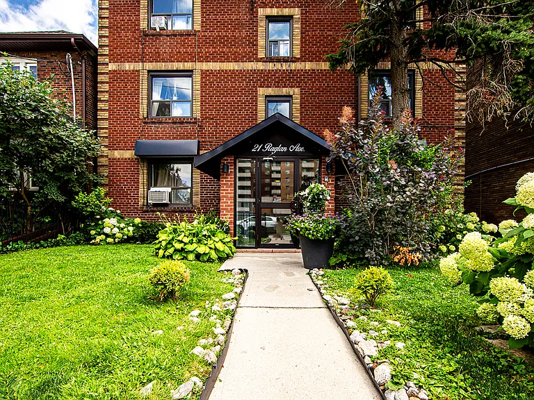 17 Raglan Ave — Photo 14